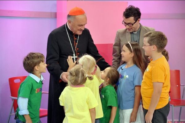 Ks. Kardynał opowiedział dzieciom o Fundacji Dzieło Nowego Tysiąclecia i Dniu Papieskim (fot. Jan Bogacz/TVP)