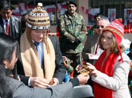 Podczas wizyty w Peru premier Donald Tusk otrzymał m.in. szal oraz ręcznie robioną wielobarwną czapkę (Fot. PAP/Radek Pietruszka
