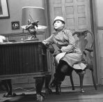 W „Złotej Rybce” aktorka ukryła się w płaszczu i kapeluszu- 1978 (fot. Zygmunt Januszewski/TVP)