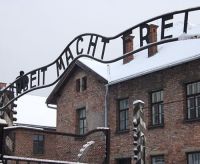 Napis z muzeum w Auschwitz został skradziony w grudniu ub. roku