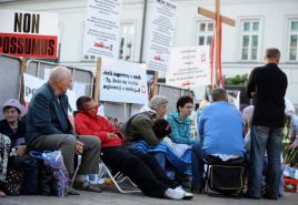 Spośród 50 postępowań prowadzonych przez prokuraturę w sprawie krzyża jedynie osiem trafiło do sądu