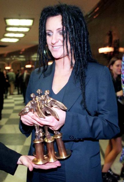 Jeszcze bardziej oryginalne uczesanie w 1998 roku (fot. arch. PAP/Jacek Turczyk)