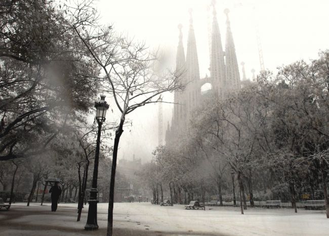 Barcelona. Sagrada Familia w śniegu (fot. PAP/EPA/ALBERT OLIVE)