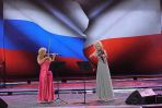 Skrzypaczki Patrycja Piekutowska i Polina Łaptiewa otworzyły trzecią część koncertu (fot. Ireneusz Sobieszczuk/TVP)