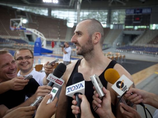 Marcin Gortat jak zwykle tryskał humorem (fot. PAP/Grzegorz Michałowski)