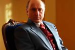 Jerzy (Piotr Fronczewski) nawet po śmierci przejawia zamiłowanie do hulaszczych rozrywek (fot. Anna Górajska)