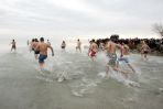 Co odważniejsi Węgrzy świętują Nowy Rok biorąc udział w zimnej kąpieli w Balatonie (fot.PAP/EPA)