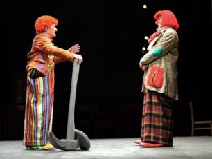 Wojciech Pszoniak i Piotr Fronczewski w jednej ze scen spektaklu (fot. Teatr Współczesny)