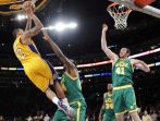 Rzucający Shannon Brown w efektownym ujęciu (fot. PAP/EPA)