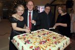 Magdalena Stużyńska razem z  Andrzejem Urbańskim i Wojciechem Pawlakiem kroi tort (fot. Jan Bogacz/TVP)