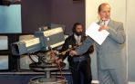 Kolejny krok w przyszłość - pierwsza transmisja satelitarna.  Włodzimierz Szaranowicz (1992) fot. J. Bogacz I. Sobieszczuk