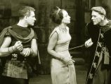 Tadeusz Łomnicki (Orestes), Zofia Mrozowska (Ifigenia) i Henryk Borowski (Toas, król Taurydy), w spektaklu Teatru Telewi