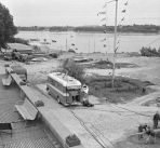 Na początku były to krótkie wycieczki, choćby nad pobliską Wisłę...  (1958) fot.  Zygmunt Januszewski