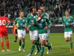 Rafał Wolski w objęciach kolegów, świętował awans Legii do ćwierćfinału (Cezary Korycki/ SPORT.TVP.PL)