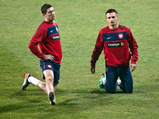 Robert Lewandowski (L) i Sławomir Peszko podczas rozgrzewki (fot. PAP)