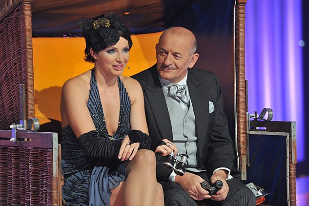 Anna Dereszowska i Marcin Daniec obserwują międzywojenną Polskę ze stylowego kosza plażowego (fot. Jan Bogacz/TVP)