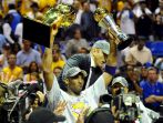 Kobe Bryant z pucharem mistrzowskim i nagrodą MVP (fot. PAP)