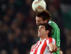 Christian Schulz z Hannoveru 96 w walce z Tiago z Atletico Madryt (fot. PAP/EPA)
