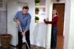 Nie wykręcał się także od zajęć domowych (fot. TVP)