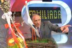 Karol Strasburger z bocianem (fot. Ireneusz Sobieszczuk/TVP)