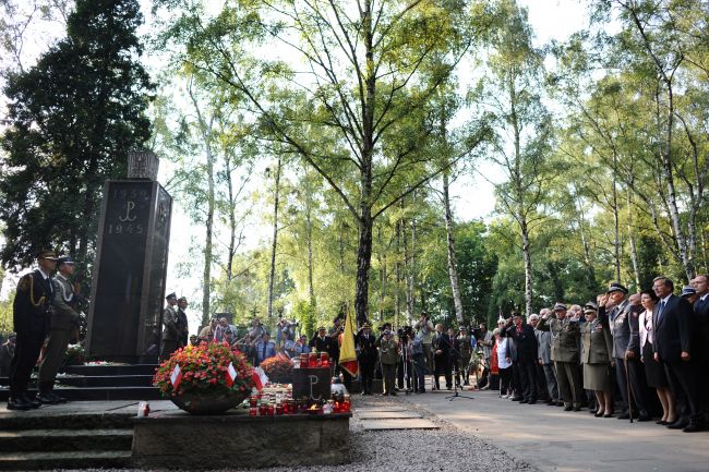 Najważniejsze osoby w państwie hołd powstańcom oddały przed pomnikiem Gloria Victis na Powązkach (fot. PAP)