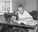 Wszystko robiło się na miejscu - szycie kostiumów (1958) fot.  Zygmunt Januszewski