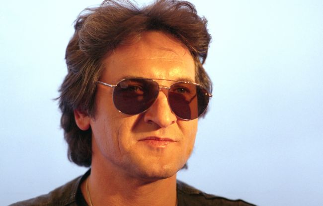 Piosenkarz jeszcze z krótkimi włosami w 1994 (fot. TVP)