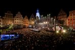 Według szacunków na wrocławskim rynku zebrało się ok. 100 tys. osób (fot. PAP/EPA)