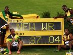Sztafeta Jamajki 4x100 metrów celebruje nowy rekord świata (fot. PAP/EPA)