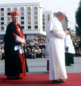 Jan Paweł II i kard. S.Wyszyński podczas pierwszej pielgrzynki do Polski w 1979 roku, fot. PAP/C.Langda
