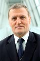 Uśmiechnięty, ale stremowany nieoczekiwaną popularnością kpt. Wrona (fot. Agencja Forum)