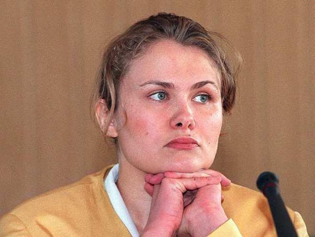 1997 - żółty żakiet, zero makijażu i brak fryzury (fot. arch. PAP/CAF/Radek Pietruszka)