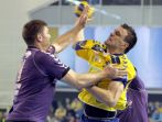 Michał Jurecki (P) blokowany przez Aleksieja Rastworcewa (fot. PAP/Piotr Polak)