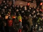 Na Majdanie przybywa protestujących