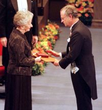Na zdjęciu archiwalnym z dnia 10.12.1996 r. Wisława Szymborska odbiera z Nagrodę Nobla (fot. PAP)