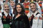 Anna Dymna w towarzystwie solistek zespołu Mazowsze (fot. I. Sobieszczuk/TVP)