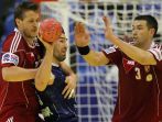Nikola Karabatić w walce z Węgrami (fot. PAP/EPA)