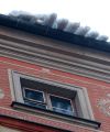 Niesprzątnięty śnieg z dachu był przyczyną zawalenia się dachu kamienicy w Krakowie