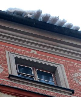 Niesprzątnięty śnieg z dachu był przyczyną zawalenia się dachu kamienicy w Krakowie