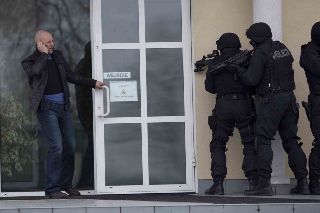 Gangster wypuszcza wszystkich oprócz dyrektora banku (fot. Mikołaj Tym)