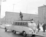 Transmisje z terenu to nowe problemy techniczne do pokonania. Wóz do badania zakłóceń... (1960) Fot. Z. Januszewski