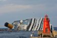 Do lutego przyszłego roku sprzed wyspy Giglio w Toskanii usunięty zostanie wrak statku Costa Concordia (fot. arch. PAP/EPA/Luca Zennaro)