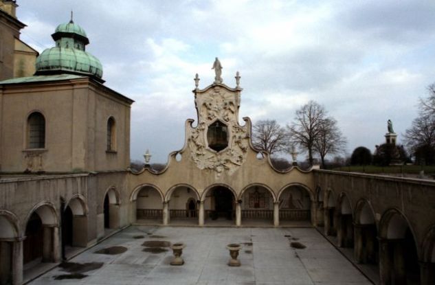 Najstarsze zabudowania klasztorne sięgają XV w., jednak zmian architektonicznych dokonywano aż do XX w. (fot. TVP/M.Wachowicz)