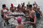 Mieszkańcy Genewy również wierzą, że zimna woda zdrowia doda (fot.PAP/EPA)