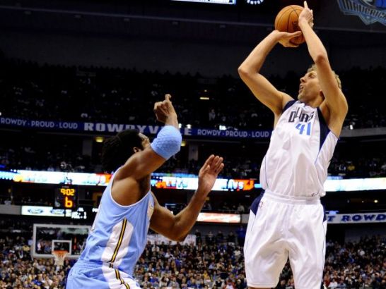 Dobra postawa Dirka Nowitzkiego nie pomogła Dallas (fot. PAP/EPA)