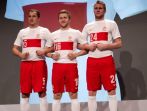 Dariusz Dudka, Jakub Błaszczykowski i Damien Perquis prezentują nowe stroje kadry (fot. PAP)