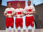 Dariusz Dudka, Jakub Błaszczykowski i Damien Perquis prezentują nowe stroje kadry (fot. PAP)