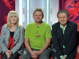 Prowadzący program – Maria Szabłowska i Krzysztof Szewczyk w towarzystwie Kazika Staszewskiego (fot. TVP)
