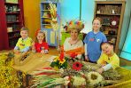 Po wizycie gości dziećmi zajmuje się pani Emilia (fot. Jan Bogacz/TVP)
