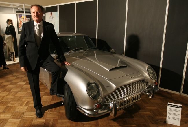 B. polski szpieg Gromosław Czempiński przy samochodzie Jamesa Bonda Aston Martin (fot. PAP/Radek Pietruszka)